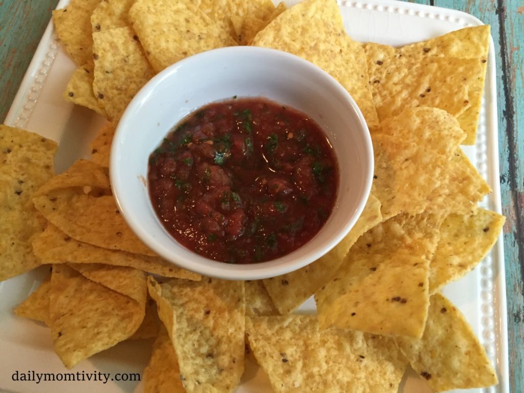 homemade-salsa-with-chips