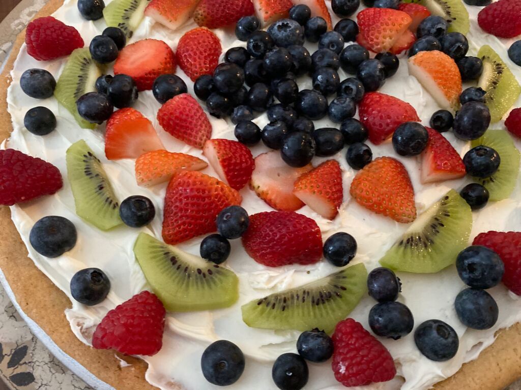 A delicious and tasty treat the kids will love to help you decorate! Fruit Pizza is great for so many occasions from your summer BBQ to Valentine's Day #FruitPizza