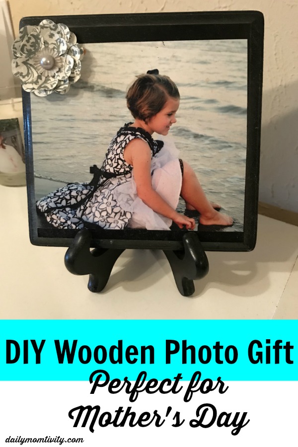 Looking for an easy DIY for Mother's Day? Check out this tutorial to make this wooden photo gift. Perfect for any Mom or Grandma